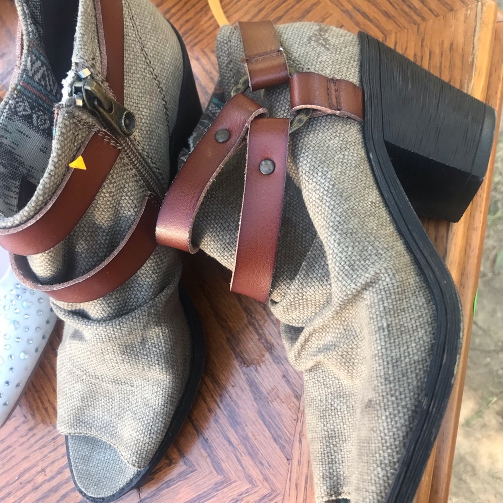 Open toe shoes